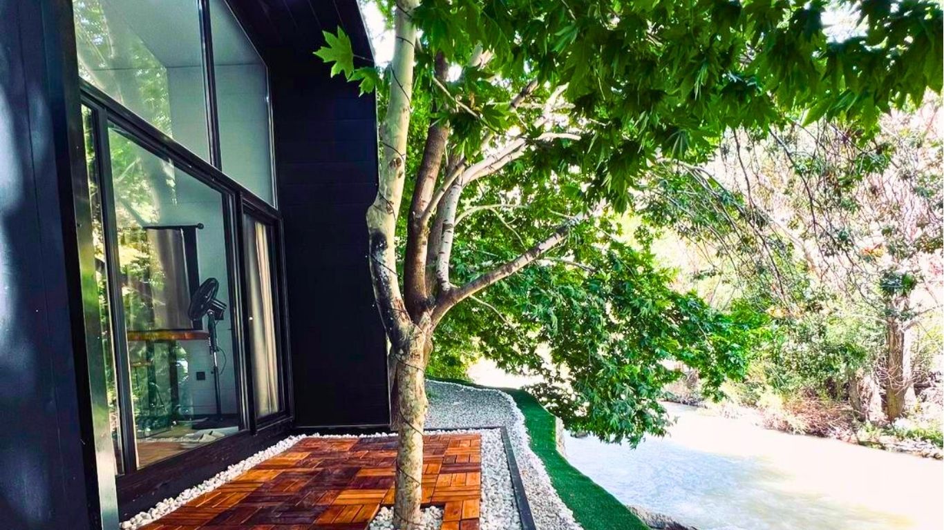 کلبه کنار رودخانه جاده چالوس