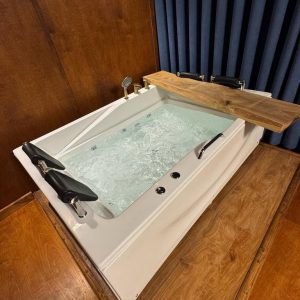 کلبه شیشه‌ای جکوزی‌ دار آرتینا