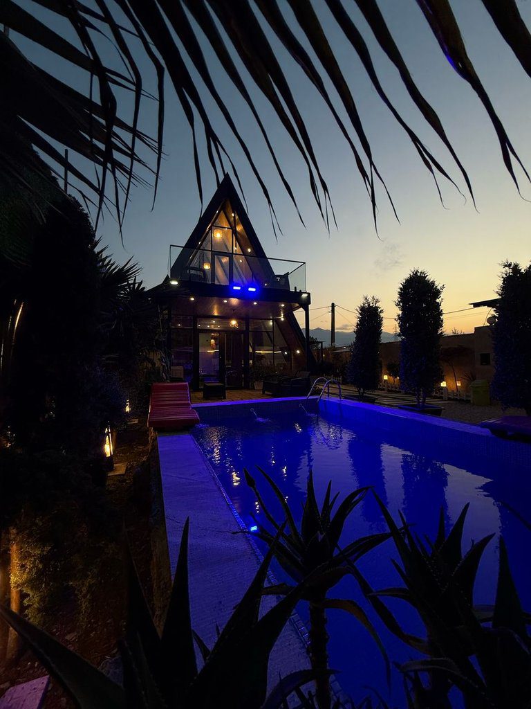 کلبه دوخوابه سوئیسی استخردار آبگرم سیمبا رامسر