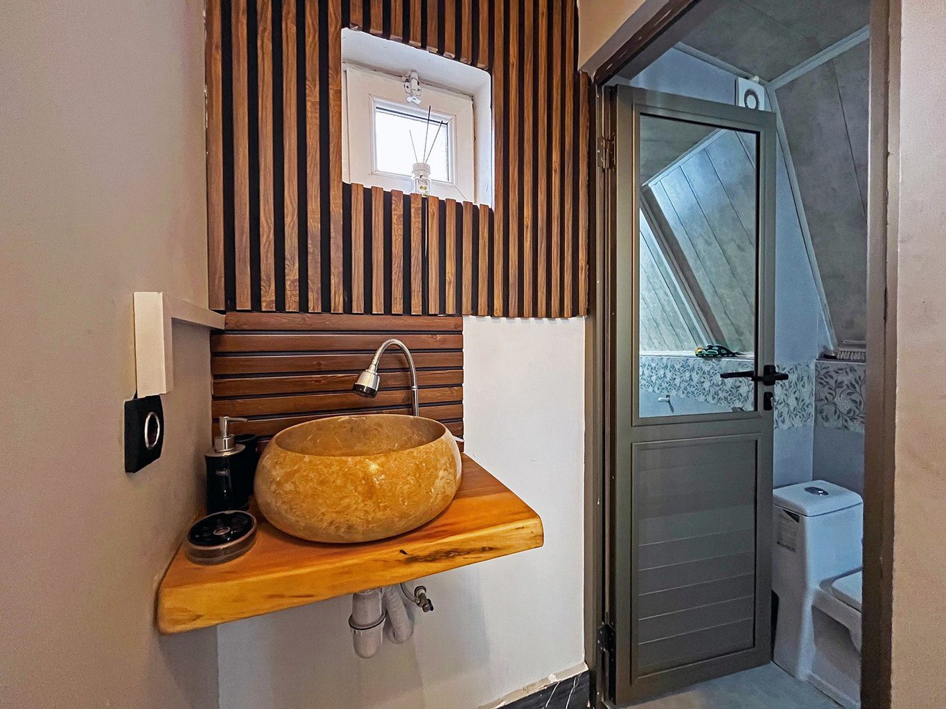 کلبه دوخوابه سوئیسی استخردار آبگرم سیمبا رامسر